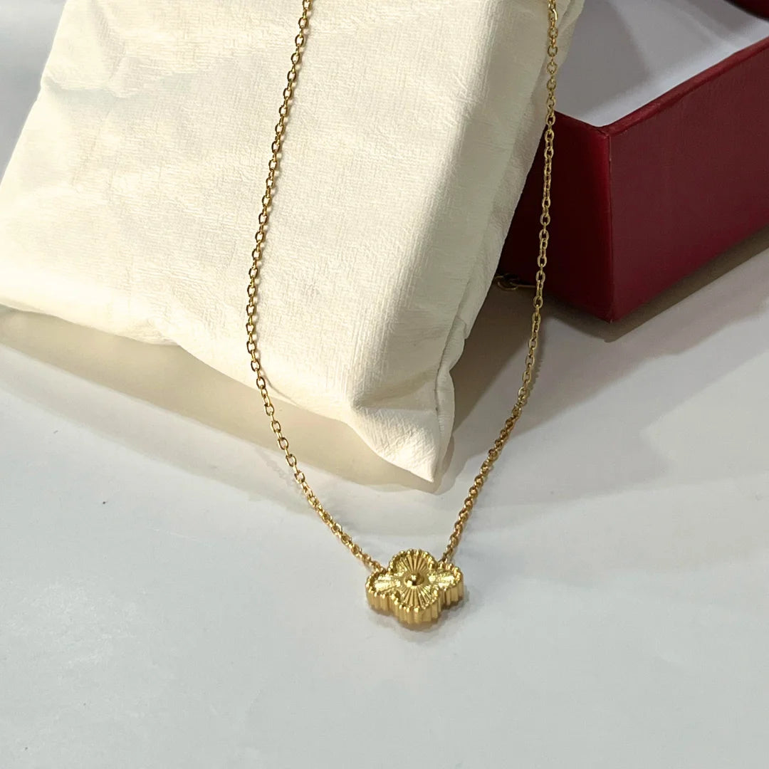 Blossom Gleam Necklace – Elegant Minimal Gold Jewelry