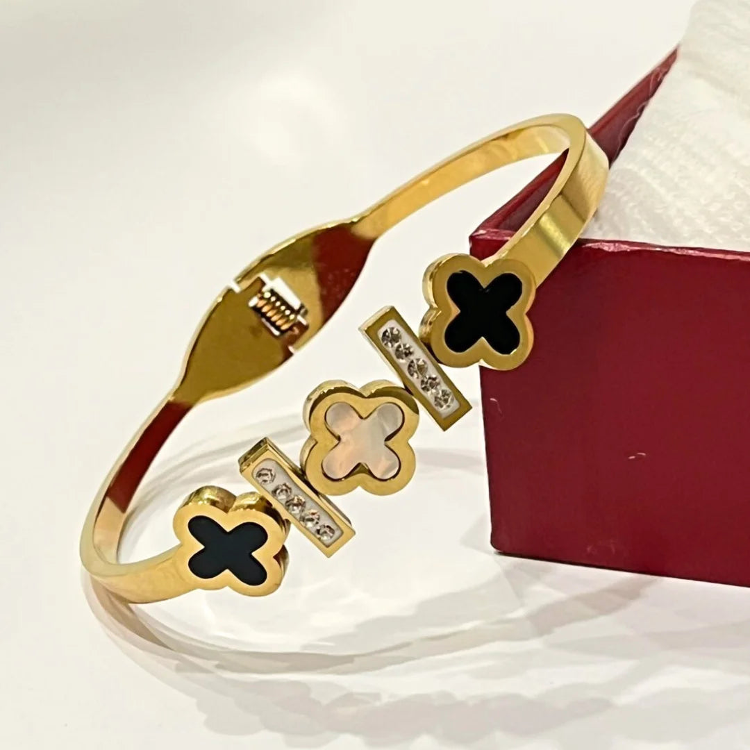 Black & white Four leaf Bangle | Waterproof & Hypoallergenic Jewelry